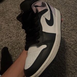 Jordan 1 mid size 9.5 pinks